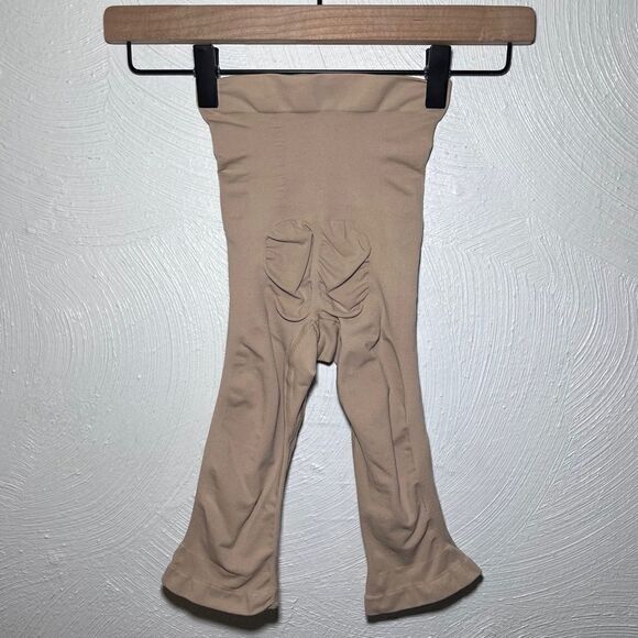 SKIMS Sculpting Short Above The Knee With Open Gusset in Clay - Picture 4 of 5